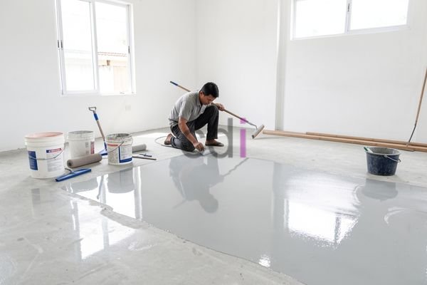 Proses aplikasi cat epoxy oleh tenaga ahli Creative Design Interior
